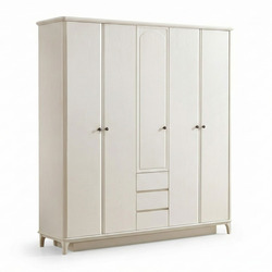 Tủ quần áo 5 cánh của bộ BN2461-5, đứng thẳng, chụp từ phía trước. Tủ có màu kem trang nhã, thiết kế tối giản với các cánh…