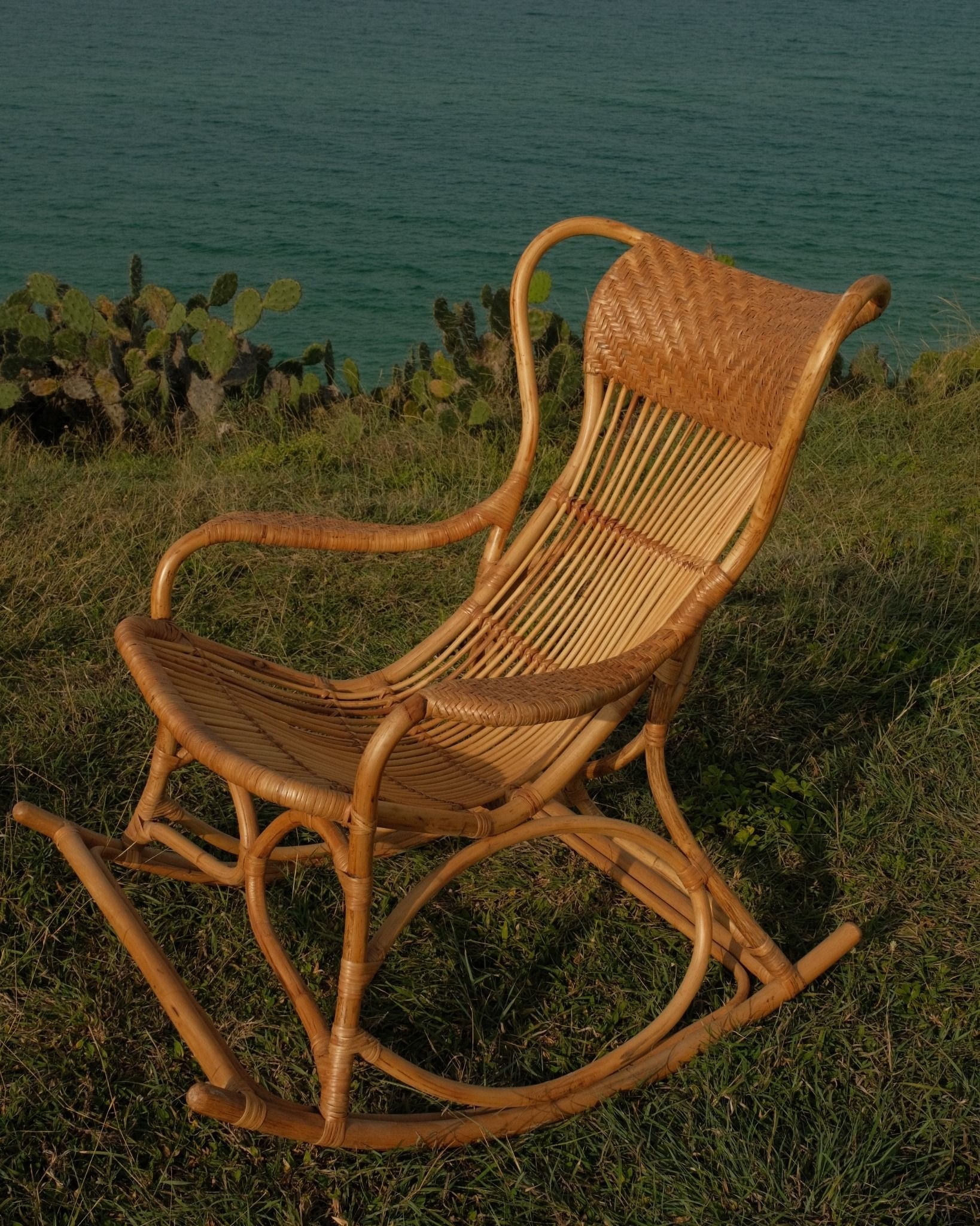 Ghế bập bênh mây rattan tự nhiên, khung cong, tựa lưng đan hoa văn