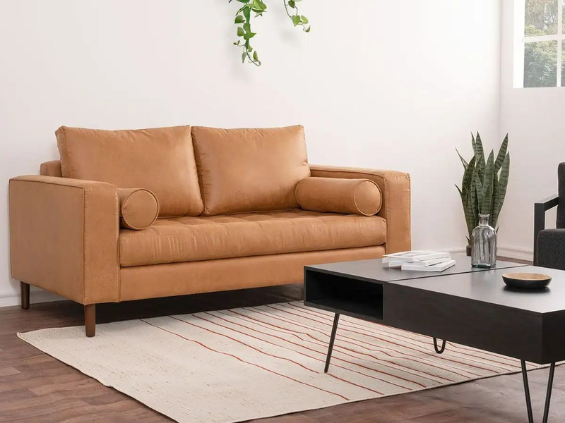 Sofa băng SF-433 bọc da công nghiệp màu nâu da bò, chụp góc nghiêng từ trái. Ghế được bố trí trong không gian phòng khách…