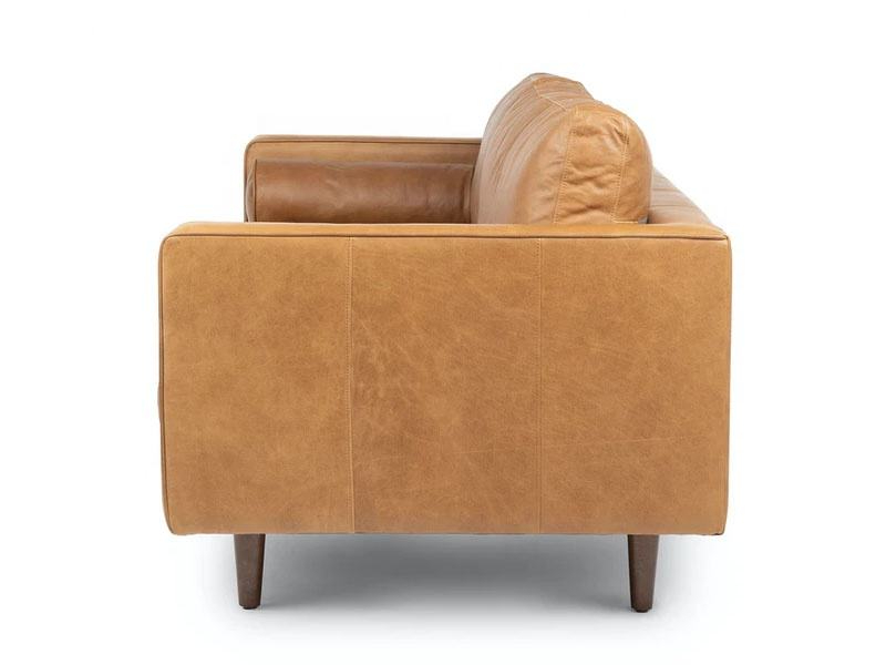 Sofa băng SF-433 bọc da công nghiệp màu nâu da bò, chụp cận cảnh từ bên hông. Hình ảnh thể hiện rõ tay vịn thấp, đệm ngồi…
