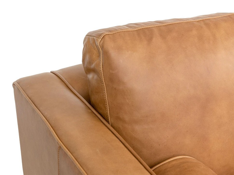 Cận cảnh phần tựa lưng và tay vịn của sofa băng SF-433 màu nâu da bò. Hình ảnh làm nổi bật đường may tinh xảo, độ phồng củ…