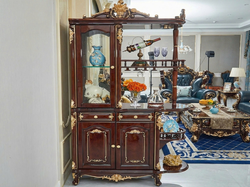 Tủ rượu 2 mặt TR01-12 phong cách tân cổ điển, màu nâu đỏ với các chi tiết chạm khắc và viền vàng đồng tinh xảo. Tủ được đặ…