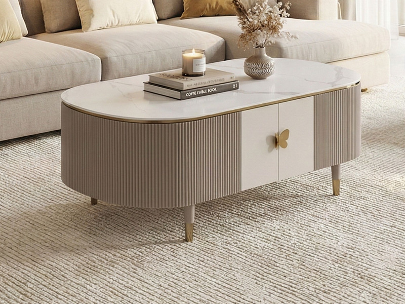 Bàn trà GK01-13 đặt trong không gian phòng khách sang trọng, bên cạnh bộ sofa màu be nhạt và thảm trải sàn màu kem. Mặt bà…