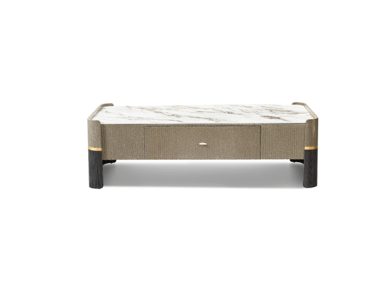 Bàn trà luxury BT8828-16 chụp chính diện trên nền trắng, nổi bật mặt đá vân trắng nâu sang trọng. Thân bàn bọc vật liệu dệ…