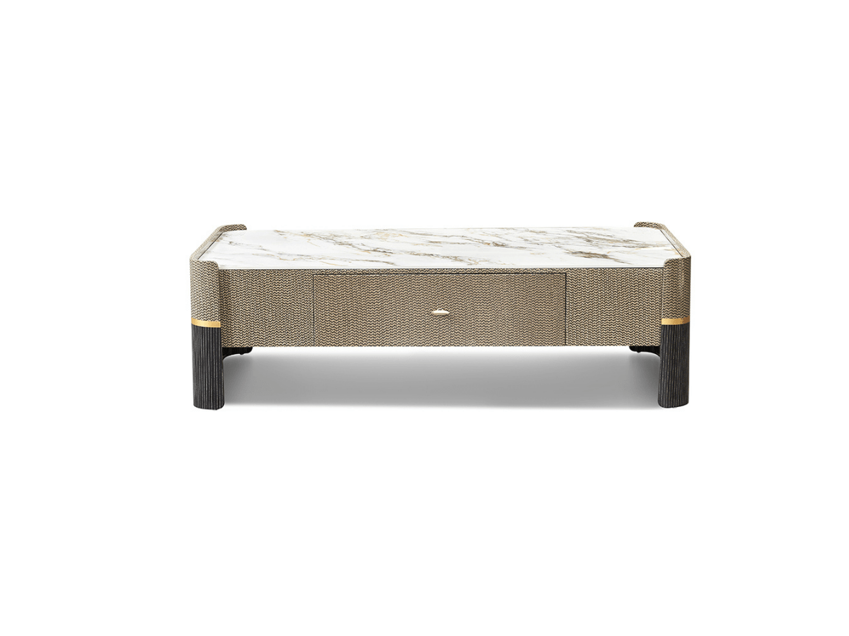 Bàn trà luxury BT8828-16 chụp chính diện trên nền trắng, nổi bật mặt đá vân trắng nâu sang trọng. Thân bàn bọc vật liệu dệ…