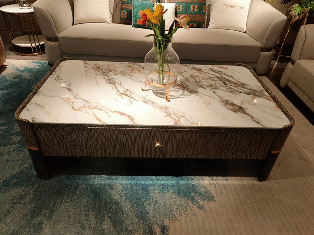 Bàn trà luxury BT8828-16 đặt trong không gian phòng khách hiện đại, nhìn từ góc trên xuống. Mặt bàn đá vân mây trắng nâu p…