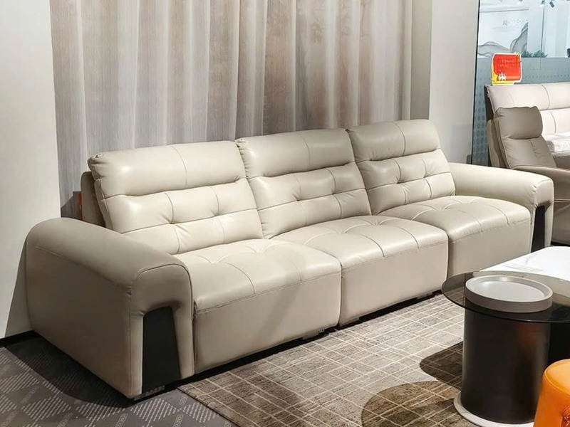 Băng sofa SF-F16 màu kem nhạt, được trưng bày trong không gian phòng khách hiện đại với thảm trải sàn họa tiết và bàn trà…