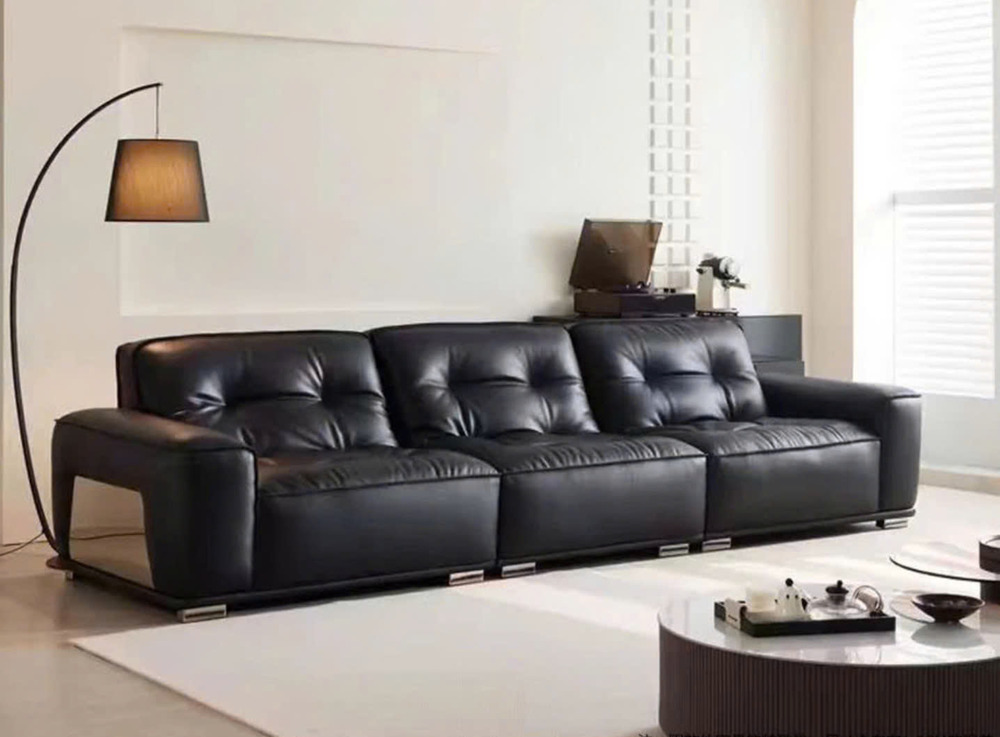 Sofa băng SF-S009 màu đen tuyền được chụp từ góc chính diện hơi chếch, nổi bật trong không gian phòng khách hiện đại với t…