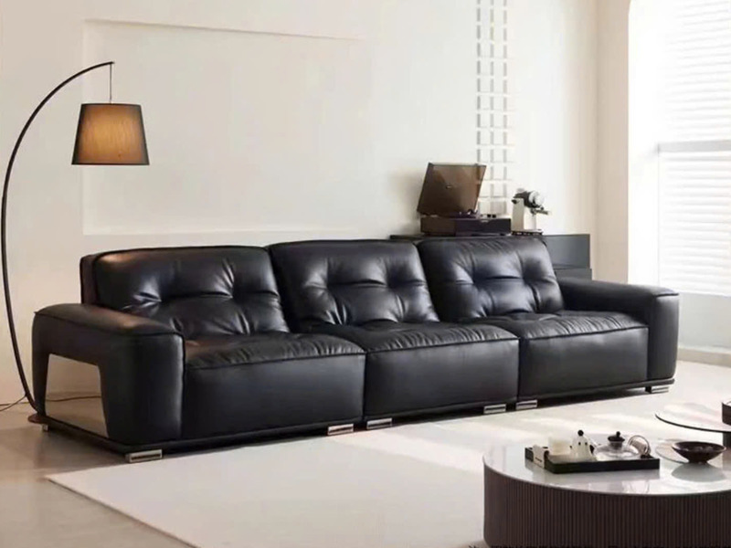 Sofa băng SF-S009 màu đen tuyền được chụp từ góc chính diện hơi chếch, nổi bật trong không gian phòng khách hiện đại với t…
