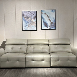 Ghế sofa chỉnh điện SF8143 màu kem nhạt, chụp chính diện trong không gian phòng khách hiện đại. Sofa có ba chỗ ngồi, các đ…