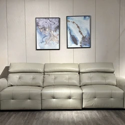 Ghế sofa chỉnh điện SF8143 màu kem nhạt, chụp chính diện trong không gian phòng khách hiện đại. Sofa có ba chỗ ngồi, các đ…