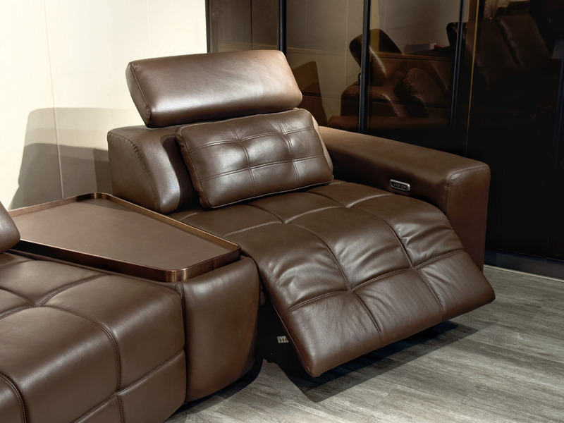 Chi tiết phần tựa lưng và đệm ngồi của sofa chỉnh điện SF8132, với đường may chần ô vuông tinh tế và chức năng ngả điện li…