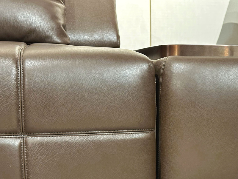 Cận cảnh đường may chần ô vuông trên đệm ngồi và tựa lưng của sofa chỉnh điện SF8132, thể hiện sự tỉ mỉ trong từng chi tiế…
