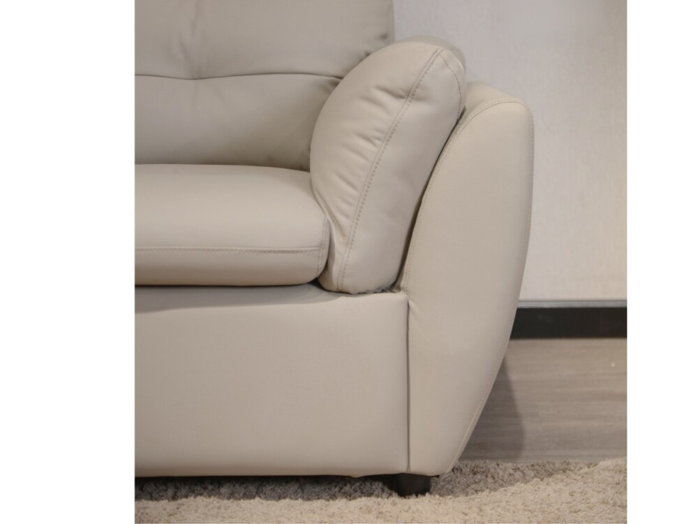 Cận cảnh tay vịn và phần đệm ngồi của sofa băng SFA07-28 màu be nhạt. Chi tiết đường may tinh tế trên bề mặt da, chất liệu…