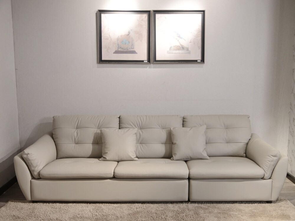 Sofa băng 2m8 SFA07-28 màu be nhạt, chụp chính diện, đặt trong không gian phòng khách với tường màu be và hai bức tranh ng…