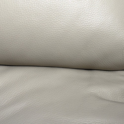 Ảnh cận cảnh bề mặt da bò tự nhiên màu kem nhạt của ghế sofa SF8143. Hình ảnh cho thấy rõ vân da tự nhiên, độ mềm mại và c…