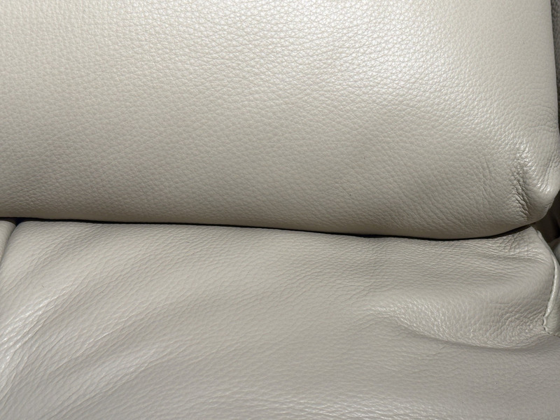 Ảnh cận cảnh bề mặt da bò tự nhiên màu kem nhạt của ghế sofa SF8143. Hình ảnh cho thấy rõ vân da tự nhiên, độ mềm mại và c…