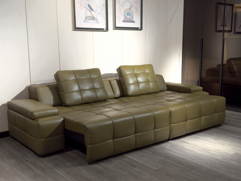 Ghế sofa chỉnh điện SF8116 màu xanh rêu, chụp từ góc cao trong phòng khách có ánh sáng tự nhiên. Sofa có thiết kế hiện đại…