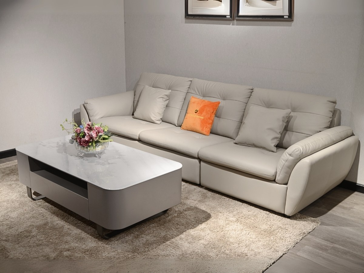 Sofa băng 2m8 SFA07-28 màu be nhạt, chụp góc rộng trong phòng khách, kết hợp hài hòa với bàn trà mặt đá marble trắng chân…
