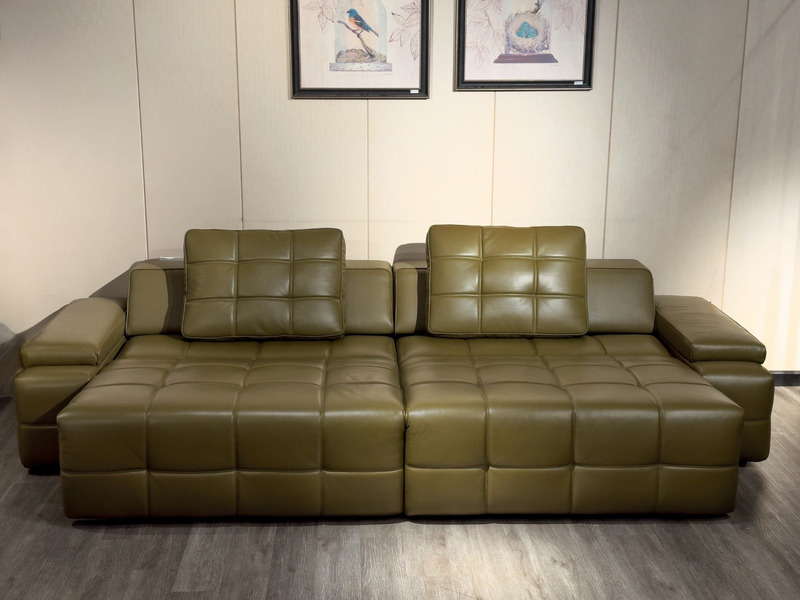 Ghế sofa chỉnh điện SF8116 màu xanh rêu, chụp chính diện toàn cảnh trong phòng khách. Sofa có thiết kế khối hộp hiện đại…