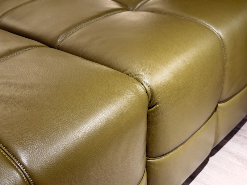 Cận cảnh bề mặt da bò tự nhiên của ghế sofa chỉnh điện SF8116 màu xanh rêu. Ảnh cho thấy rõ chất liệu da mềm mại, các đườn…