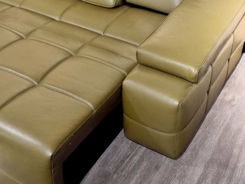 Cận cảnh góc nối giữa phần đệm ngồi và tay vịn của ghế sofa chỉnh điện SF8116 màu xanh rêu. Ảnh làm nổi bật kết cấu khối h…