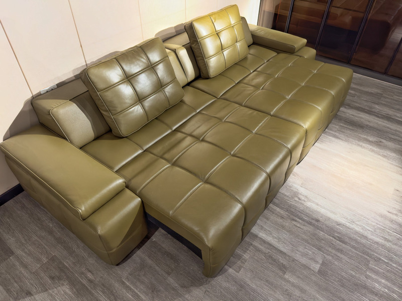 Ghế sofa chỉnh điện SF8116 màu xanh rêu, chụp từ góc cao nhìn xuống, thể hiện toàn bộ chiều dài khi phần đệm ngồi đã được…