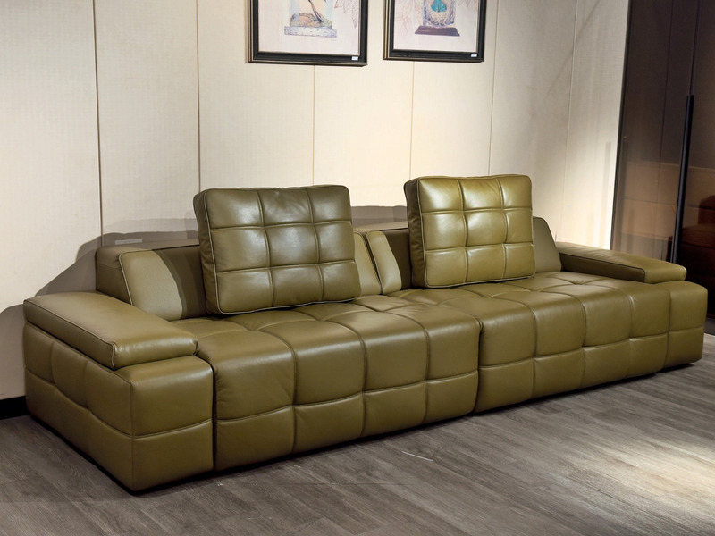 Ghế sofa chỉnh điện SF8116 màu xanh rêu, chụp từ góc thấp trong phòng khách. Sofa có thiết kế khối hộp hiện đại, tựa lưng…