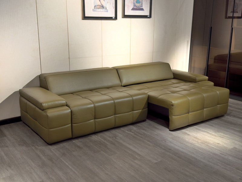 Ghế sofa chỉnh điện SF8116 màu xanh rêu, chụp từ góc cao trong phòng khách. Sofa có thiết kế khối hộp hiện đại, phần đệm n…