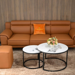 Bộ sofa băng SB01-Lex16 màu nâu da bò, đôn vuông và bàn trà đôi mặt đá vân mây trắng, chân thép đen. Bối cảnh phòng khách…
