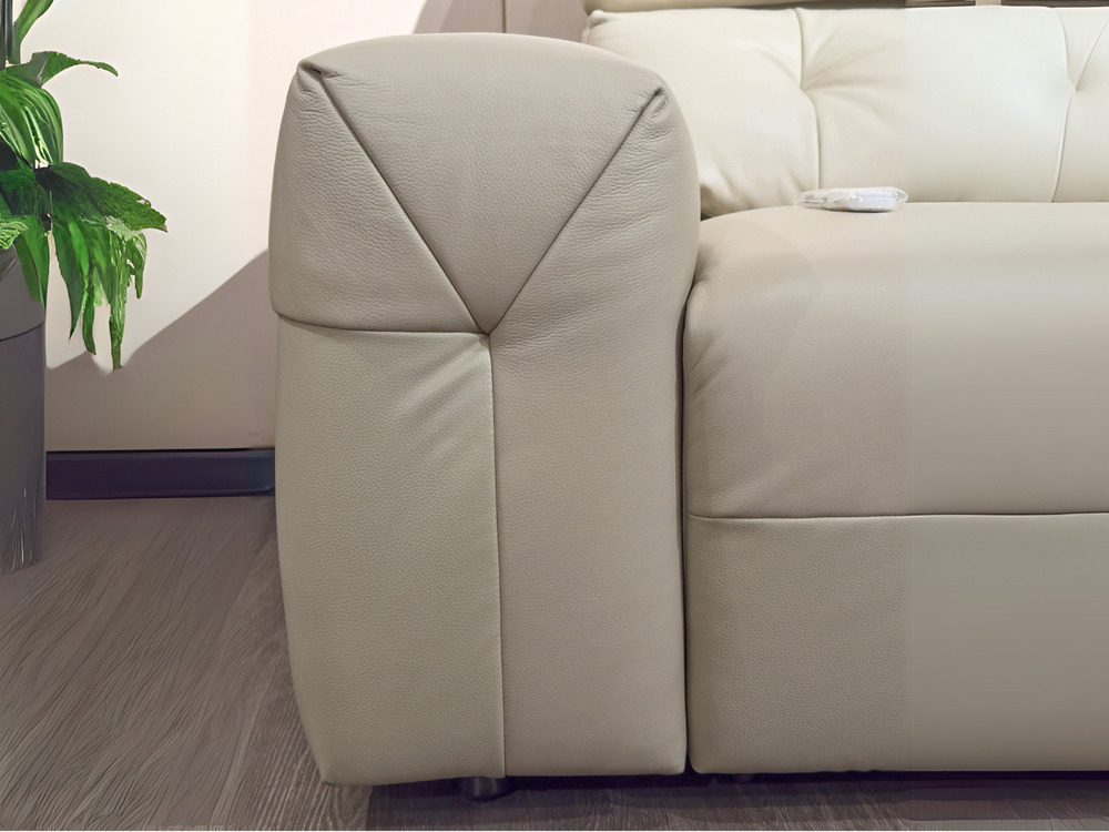 Cận cảnh tay vịn của ghế sofa chỉnh điện SF8143 màu kem nhạt. Tay vịn có thiết kế vuông vắn, với đường may chéo tạo điểm n…