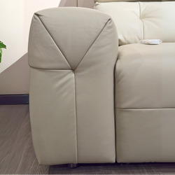 Cận cảnh tay vịn của ghế sofa chỉnh điện SF8143 màu kem nhạt. Tay vịn có thiết kế vuông vắn, với đường may chéo tạo điểm n…