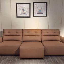 Ghế sofa chỉnh điện SF8144 màu nâu be nhìn trực diện, đặt trên sàn gỗ. Sofa có ba chỗ ngồi, với các đệm ngồi và tựa lưng c…