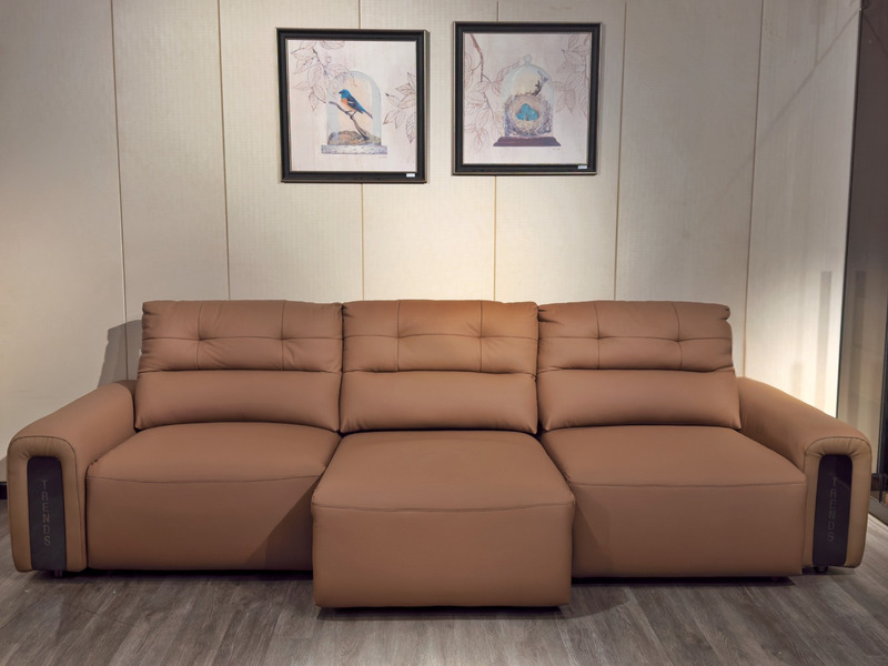 Ghế sofa chỉnh điện SF8144 màu nâu be nhìn trực diện, đặt trên sàn gỗ. Sofa có ba chỗ ngồi, với các đệm ngồi và tựa lưng c…