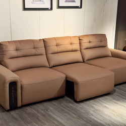Ghế sofa chỉnh điện SF8144 màu nâu be chụp từ góc thấp, nhìn nghiêng. Sofa có cấu hình chữ L với đôn dài, bọc da bò tự nhi…