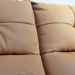 Cận cảnh tựa lưng và đệm ngồi của ghế sofa chỉnh điện SF8144 màu nâu be, với các đường may ngang tạo múi phồng đều đặn. Hì…