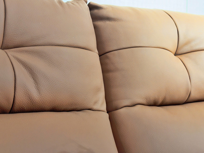 Cận cảnh tựa lưng và đệm ngồi của ghế sofa chỉnh điện SF8144 màu nâu be, với các đường may ngang tạo múi phồng đều đặn. Hì…