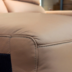 Cận cảnh đường may viền và góc bo của ghế sofa chỉnh điện SF8144 màu nâu be. Hình ảnh cho thấy sự tỉ mỉ trong từng đường k…