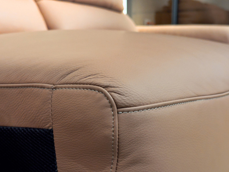 Cận cảnh đường may viền và góc bo của ghế sofa chỉnh điện SF8144 màu nâu be. Hình ảnh cho thấy sự tỉ mỉ trong từng đường k…