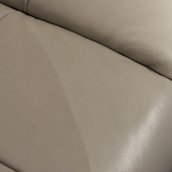 Góc chụp cận cảnh đường may và góc bo tròn mềm mại của đệm ngồi ghế sofa chỉnh điện SF8143. Chi tiết này thể hiện sự tinh…