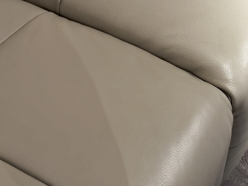 Góc chụp cận cảnh đường may và góc bo tròn mềm mại của đệm ngồi ghế sofa chỉnh điện SF8143. Chi tiết này thể hiện sự tinh…
