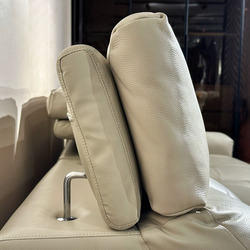 Cận cảnh phần tựa đầu của ghế sofa chỉnh điện SF8143 đang được nâng lên, cho thấy cơ chế điều chỉnh linh hoạt. Tựa đầu đượ…