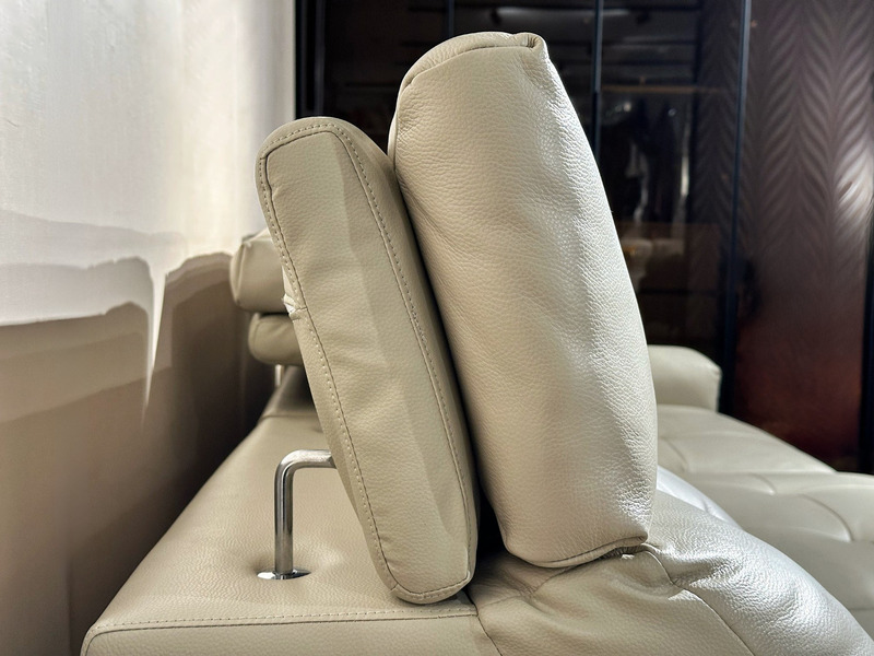 Cận cảnh phần tựa đầu của ghế sofa chỉnh điện SF8143 đang được nâng lên, cho thấy cơ chế điều chỉnh linh hoạt. Tựa đầu đượ…