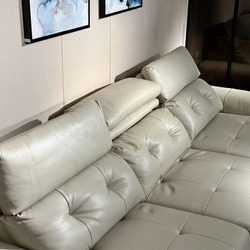 Góc chụp cận cảnh phần tựa lưng và đệm ngồi của ghế sofa chỉnh điện SF8143 màu kem nhạt. Các múi đệm phồng và nút rút được…