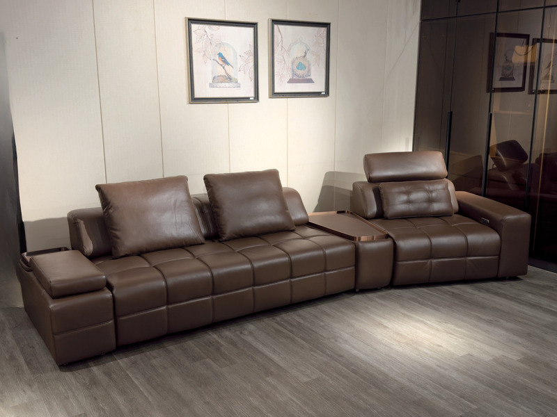 Ghế sofa chỉnh điện SF8132 được bố trí trong một phòng khách hiện đại, với thiết kế cong nhẹ và các module linh hoạt, tạo…