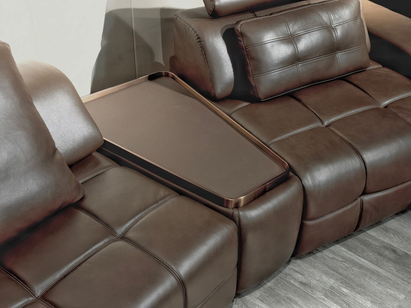 Chi tiết khay kim loại màu đồng sáng bóng được tích hợp trên tay vịn của sofa SF8132, đặt cạnh đệm ngồi bọc da bò màu nâu…