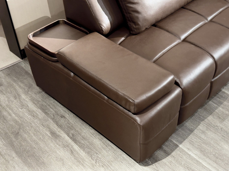 Góc chụp cận cảnh phần góc của ghế sofa SF8132, cho thấy hộc chứa đồ tiện lợi được tích hợp dưới tay vịn, giúp tối ưu khôn…