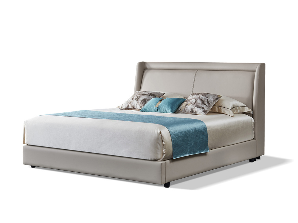 Giường ngủ bọc da GIQF268-18 nhìn từ góc chếch bên phải trên nền trắng. Thiết kế hiện đại với đầu giường cao, hơi cong nhẹ…