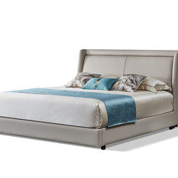 Giường ngủ bọc da GIQF268-18 nhìn từ góc chếch bên phải trên nền trắng. Thiết kế hiện đại với đầu giường cao, hơi cong nhẹ…