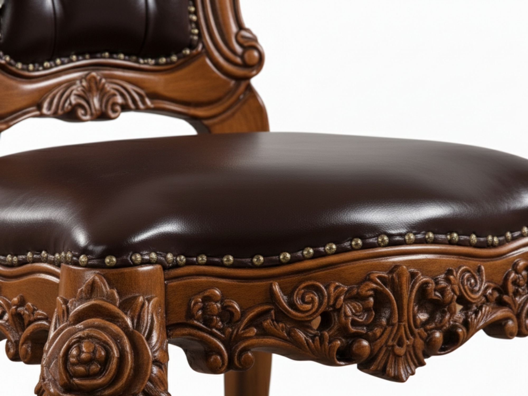 Cận cảnh phần đệm ngồi và yếm ghế của chiếc ghế ăn tân cổ điển. Đệm ngồi bọc da bò màu nâu sẫm, viền được đính đinh đồng t…